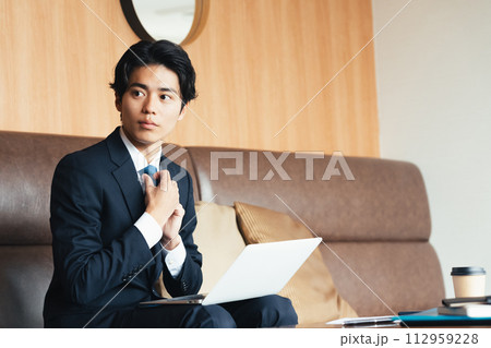 緊張する若いビジネスマン 112959228