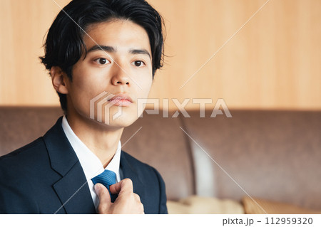 緊張する若いビジネスマン 112959320