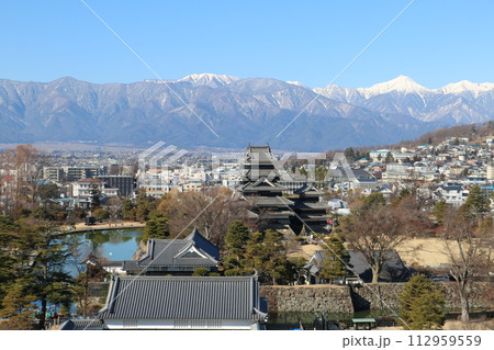 白雪の北アルプスの下に広がる松本市街と松本城 白雪の北アルプスの下に広がる松本市街と松本城 112959559