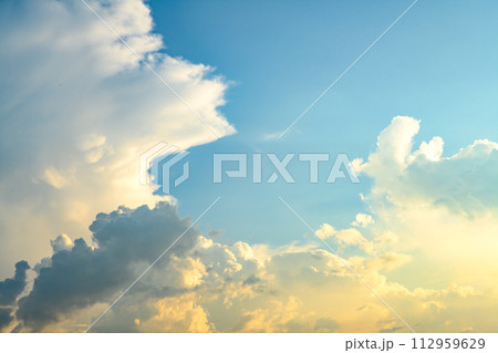 青空に変わった雲のフレーム　背景素材　バックグラウンド　夕暮れカラー 112959629