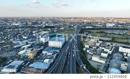 高速道路のドローン空撮 112959808