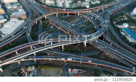 高速道路のジャンクション　ドローン空撮 112959820