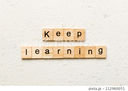 keep learning word written on wood block. keep learning text on table, concept keep learning word written on wood block. keep learning text on table, concept 112960051