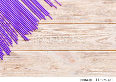 Heap of colorful plastic drinking straws on Colored background, flat lay. Copy Space for text 112960381