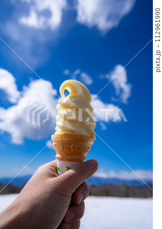 【食べ物素材】高原の濃厚ソフトクリームと青空【山梨県】 【食べ物素材】高原の濃厚ソフトクリームと青空【山梨県】 112961990
