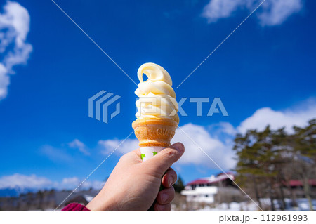 【食べ物素材】高原の濃厚ソフトクリームと青空【山梨県】 【食べ物素材】高原の濃厚ソフトクリームと青空【山梨県】 112961993