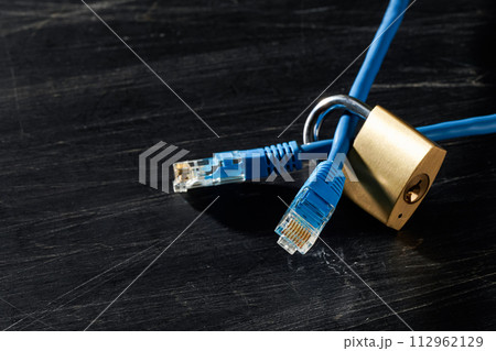 ネットワークケーブルと南京錠 112962129