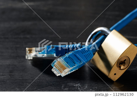 ネットワークケーブルと南京錠 112962130