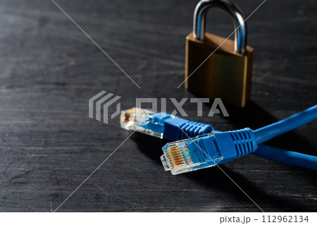 ネットワークケーブルと南京錠 ネットワークケーブルと南京錠 112962134