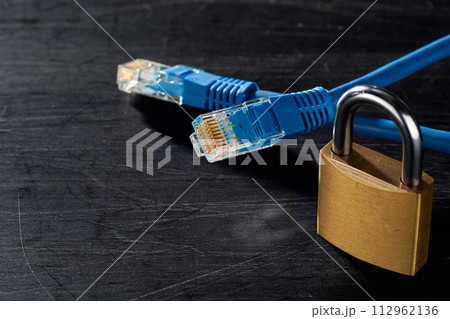 ネットワークケーブルと南京錠 112962136