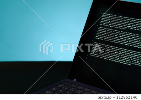 暗い部屋に置かれたノートPC 暗い部屋に置かれたノートPC 112962140