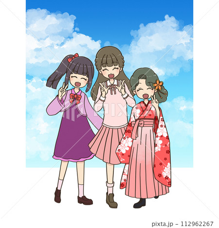 青空をバックにポーズを取る女の子たち 112962267