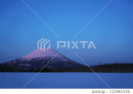 冬の宮田ビューポイントパーキングから羊蹄山を臨む 112962338