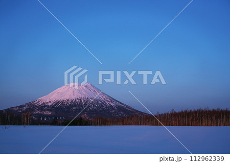 冬の宮田ビューポイントパーキングから羊蹄山を臨む 112962339