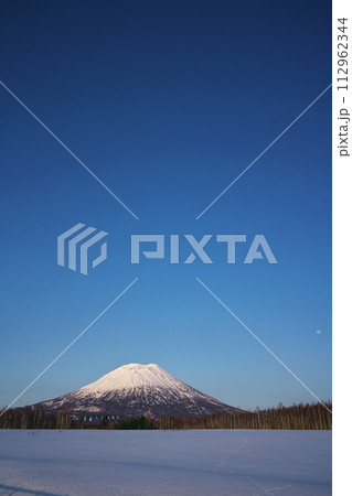 冬の宮田ビューポイントパーキングから羊蹄山を臨む 冬の宮田ビューポイントパーキングから羊蹄山を臨む 112962344
