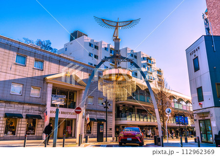 日本の横浜都市景観 横浜の人気ショッピングストリート・元町などを望む。希望の光…=25日 日本の横浜都市景観 横浜の人気ショッピングストリート・元町などを望む。希望の光…=25日 112962369