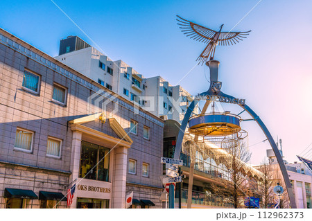 日本の横浜都市景観 横浜の人気ショッピングストリート・元町などを望む。希望の光…＝25日 112962373