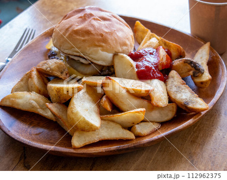 斑尾高原スキー場名物チロルのハンバーガー 斑尾高原スキー場名物チロルのハンバーガー 112962375