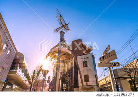 日本の横浜都市景観 横浜の人気ショッピングストリート・元町などを望む。希望の光…=25日 日本の横浜都市景観 横浜の人気ショッピングストリート・元町などを望む。希望の光…=25日 112962377