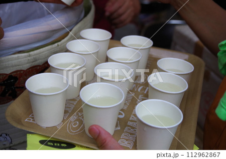 夏祭りの樽酒振舞う1 112962867