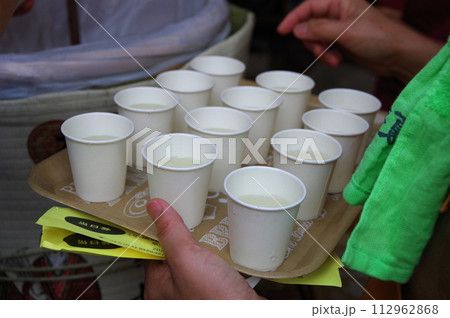 夏祭りの樽酒振舞う2 夏祭りの樽酒振舞う2 112962868