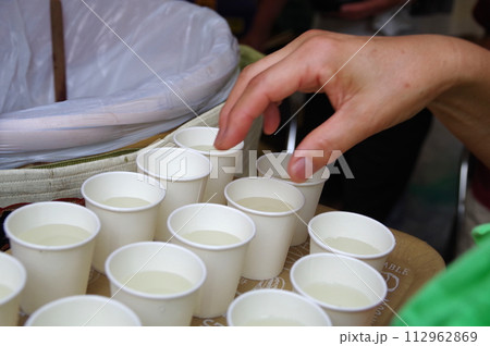 夏祭りの樽酒振舞う3 112962869