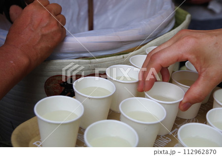 夏祭りの樽酒振舞う4 夏祭りの樽酒振舞う4 112962870