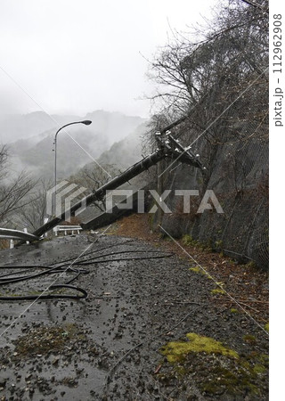 災害で壊れた道 災害で壊れた道 112962908