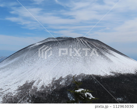 残雪期の黒斑山(外輪山の稜線から見える浅間山山頂) 残雪期の黒斑山(外輪山の稜線から見える浅間山山頂) 112963030