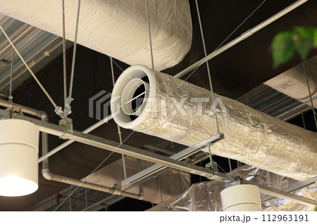 展示会場の設営 112963191