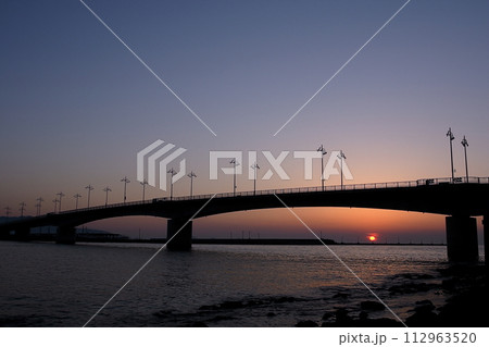 福岡県遠賀川河口の夕陽 112963520