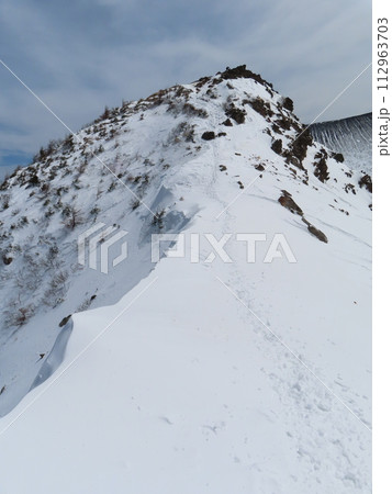 残雪期の黒斑山(外輪山の蛇骨岳から仙人岳に向かう稜線) 112963703