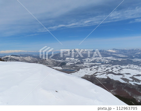 残雪期の黒斑山(外輪山の蛇骨岳から見える北アルプス) 112963705