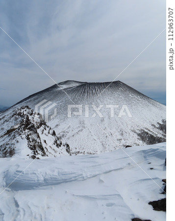 残雪期の黒斑山(外輪山の仙人岳から見える浅間山) 112963707