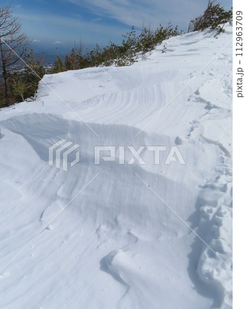 残雪期の黒斑山(仙人岳の稜線にある層になった雪庇) 112963709