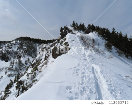 残雪期の黒斑山(外輪山の仙人岳から蛇骨岳に向かう稜線にある雪庇) 112963713