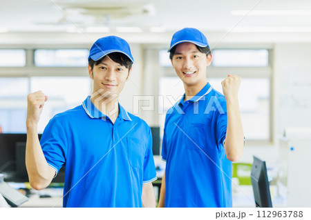 ガッツポーズをするセールスドライバー 112963788