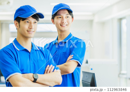 オフィスに立つセールスドライバー 112963846