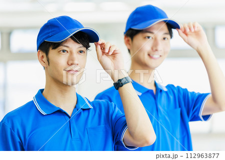 オフィスに立つセールスドライバー 112963877