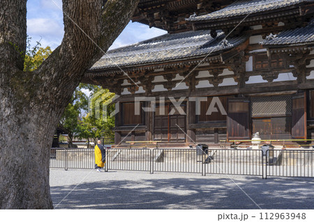 春の京都　東寺　金堂の前でお経を唱える僧侶 112963948