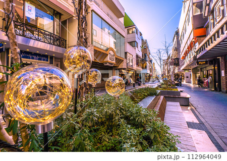 日本の横浜都市景観 横浜の人気ショッピングストリート・元町などを望む。希望の光…＝25日 112964049