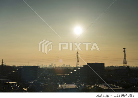 住宅街の上空に広がる朝焼け　日の出　住宅地の朝　早朝　朝焼け　朝日　太陽 112964385