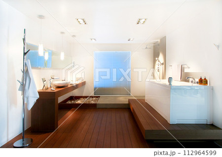 Wooden bathroom 112964599