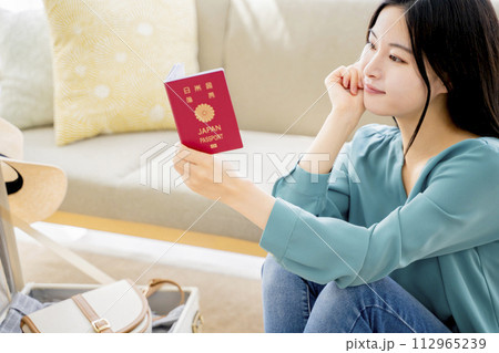 旅行の準備をする女性 112965239