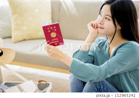 旅行の準備をする女性 旅行の準備をする女性 112965242