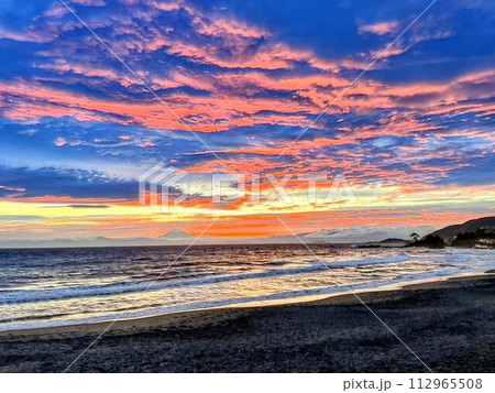 湘南の海と夕焼け　富士山と江の島 112965508