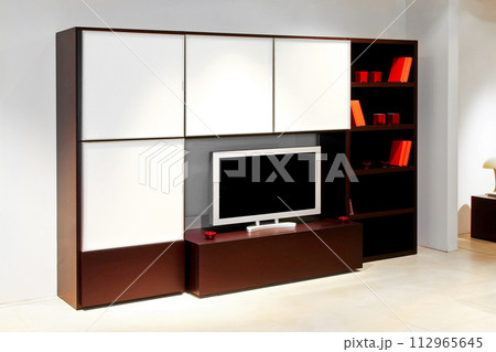 TV set angle 112965645
