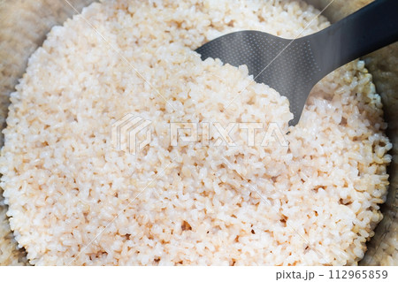 圧力鍋で炊飯した炊き立ての熱々な玄米ごはんとしゃもじ 圧力鍋で炊飯した炊き立ての熱々な玄米ごはんとしゃもじ 112965859