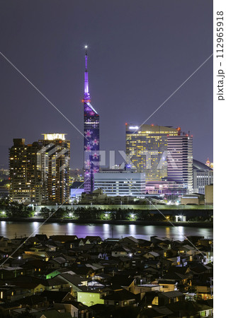 美しい福岡の夜景 桜の福岡タワー 美しい福岡の夜景 桜の福岡タワー 112965918