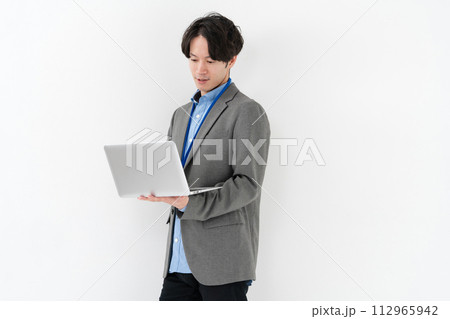 ノートパソコンを持つ男性 112965942